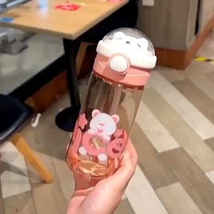 Bình Nước Học Sinh Gấu Dễ Thương 650ml Kèm Ống Hút - Nắp Bấm Tiện Lợi Nhựa PP