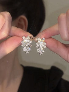 Exquisite Ultra-Shiny Zircon Flower Earrings Luxury S925 Silver Needle Versatile Fashionable Leaf Pattern Womens Jewelry