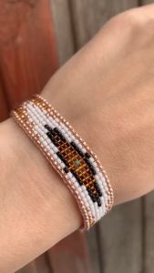 บุษบาและลูกปัดญี่ปุ่นผสมกันในสร้อยข้อมือ - งานปั้นลูกปัดแบบแฮนด์เมดที่งดงาม ความงดงามที่ประดับด้วยลูกปัด Preciosa และ TOHO - บราซเล็ตศิลปะที่ปรับได้ด้วยลูกปัด - กล้องลูกปัดชูสำหรับสร้อยข้อมือแบบเช็คและญี่ปุ่นที่งดงาม