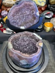 raw amethyst jubaopen full polished full raw amethyst purple circle geode 顺滑抛光💯天然紫晶聚宝盆💰💰 盆口嘴宽👍 抛光外皮可见天然晶体共生矿✅ 可透光💡 紫晶晶牙也是光泽亮✨带有方解石、紫晶花✅ 🆓附送特制实木底座  整体高height with base: 33cm  底座宽wood base: 27cm x 30cm  总重total weight: 10.55kg 玛瑙宽agate diameter: 21cm