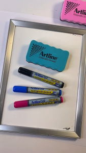 ปากกาไวท์บอร์ด ชุด 4 ด้าม ไร้กลิ่น อาร์ทไลน์ หัวกลม (สีดำ) - คุณภาพดี, ลบออกง่าย, ไม่ทำลายผิวกระดาน, ไร้สารพิษ, สามารถเติมหมึกได้, ใช้เขียนกระดานไวท์บอร์ด