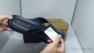 Sandal Kulit Pria Jepit Hitam Polos