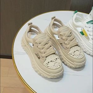 รองเท้ากีฬาผู้หญิงสไตล์ใหม่สุดเก๋ ดีไซน์โปร่ง ใส่สบาย ระบายอากาศได้ดี พื้นหนา ความสูงเพิ่มขึ้น 5 ซม.