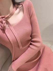 ชุดเดรสยาวคอเหลี่ยมเข้ารูปสไตล์หวานๆ สำหรับผู้หญิงในฤดูใบไม้ร่วงและฤดูหนาว เดรสยาวคลุมเข่าทรงเอแขนยาว