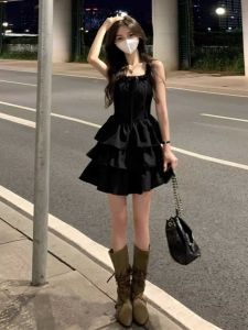 ชุดเดรสสายเดี่ยวแขนกุดคอวีสีดำสไตล์ฝรั่งเศสหวานๆ สำหรับผู้หญิงในช่วงฤดูร้อนปี 2024 ชุดเดรสกระโปรงสั้นเอวสูงเอวสูง