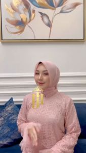 Gamis Wanita Terbaru: Mengenal Gamis Brokat Kombinasi Tutu Polkadot