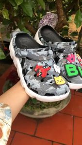 Cross Giày Dép Cross Vảy Sơn Hạo Tiết Camo Rằn Ri ĐẾ Trắng Lượn Sóng DEPCRSUCSON Giày Bít Mũi Quai Hậu Tặng Thêm 12 Sicker Cross