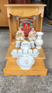 [Combo 142] Bộ Bàn Thờ Thần Tài Thổ Địa Gỗ Sồi Màu Vàng Ngang 35cm Và Bộ Gốm Sứ Bạch Ngọc Màu Trắng.