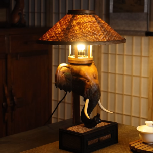 ไม้ไผ่สานตกแต่งโคมไฟตั้งโต๊ะสไตล์เอเชียตะวันออกเฉียงใต้ตกแต่งโคมไฟไม้เนื้อแข็งโบราณช้างรูปร่างโฮมสเตย์โรงแรมห้องนอนสร้างสรรค์โคมไฟเตียง