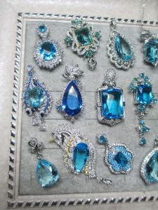 ชุบทองจําลองโทปาซสีฟ้าทะเล สีฟ้าทะเล สร้อยคอจี้ตัดฝังคริสตัลเทียม สีเขียว งานตัดสี่เหลี่ยมมรกต