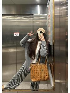 กางเกงขายาวทรงหลวมสไตล์ลำลองสำหรับผู้หญิงในฤดูใบไม้ร่วงและฤดูหนาว กางเกงขายาวทรงตรงลายทางสีเทาขาว กางเกงขายาวทรงหลวมสำหรับผู้หญิงที่มีส่วนสูง