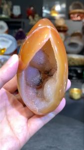 agate egg natural color 100% mother natural#johorbahru #crystal #玛瑙闪晶爆花💯天然黄玛瑙蛋形钱袋子💰 美美透光 爆花白水晶晶体 (如定制实木底座另加RM35) 玛瑙高H: 10cm 宽W: 5cm x 4.5cm 洞深Hole: 1.5cm 净重weight: 237g 📍Johor Bahru 区可自行取货或邮寄服务