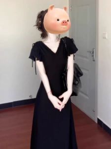 ชุดเดรสยาวคอวีสีดำสุดหรูหราสไตล์ฝรั่งเศสสำหรับผู้หญิงในฤดูร้อน ชุดเดรสทรงเอแขนสั้นผ้าโพลีเอสเตอร์ระบายอากาศได้ดี