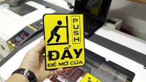 Bảng chỉ dẫn dán cửa Kéo - Đẩy bằng mica phối chữ màu nổi kích thước 12cm x 16cm