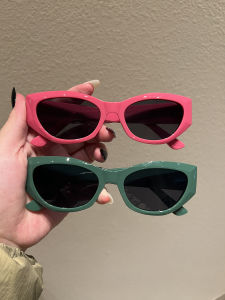 แว่นกันแดดลายสก๊อต Y2k มีสไตล์สําหรับผู้ชายและผู้หญิง UV400 ป้องกันม่านบังแดดอุปกรณ์เสริมสีชมพูและสีดําเหมาะสําหรับสตรีทแวร์และงานปาร์ตี้เต้นรํา