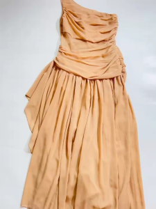 ชุดเดรสไหล่เดี่ยวสีนู้ด เนื้อผ้านิ่ม ซิปข้าง ใส่ออกงาน ใส่เที่ยวได้