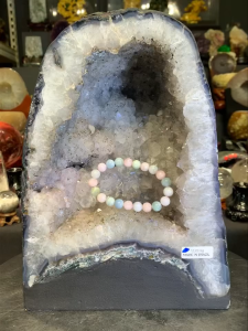 🇲🇾ready stock in crystal malaysia💯natural imported from brazil white with rutilated 🔮天然双晶体钛晶洞 金形 紫晶+白水晶晶体 晶花 特亮光泽💎 玛瑙边带绿幽灵共生 (如需定制实木底座需另加RM60) 高(Height): 28cm 宽(Width): 20.5x14cm 洞深hole: 5.5cm 重(Weight): 12.2kg