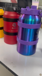 กระติกน้ำเก็บความเย็น SMAIL กระบอกน้ำสแตนเลส ขวดใหญ่ ความจุ1900ml ฝาเปิดง่าย พกพาง่าย มีหูจับเก็บความเย็น กระติกน้ำ ขวดน้ำ