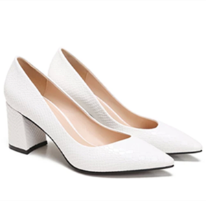 รองเท้าส้นสูงสีดำหัวแหลมปากตื้นไซส์ใหญ่แบบใหม่รองเท้าชั้นเดียวแบบเน็ตไอดอล23รองเท้าหนังแท้ส้นหนาลายงูส้นสูงปานกลางสำหรับผู้หญิง