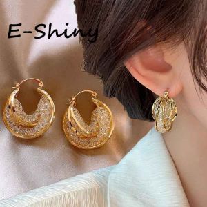 สีทองสดใสตาข่ายกลวงรูปตัวยูที่เป็นเอกลักษณ์ต่างหูแบบห่วงสำหรับผู้หญิงของขวัญเครื่องประดับหรู