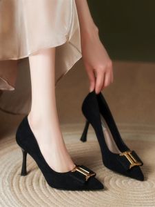 รองเท้าส้นสูงสีดำสไตล์ฝรั่งเศสสำหรับผู้หญิง ฤดูใบไม้ผลิและฤดูใบไม้ร่วง รองเท้าส้นเดี่ยวหัวแหลม หัวเข็มขัดโลหะ รองเท้าทำงานส้นบาง