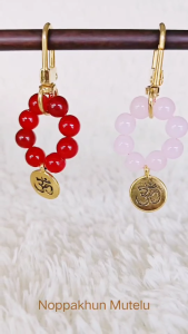 พวงกุญแจหินมงคลประจำวันเกิด พร้อมจี้โอม (Charm Keychain)