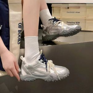 รองเท้าผ้าใบลำลองสำหรับผู้หญิง สไตล์เดนิม ดีไซน์ใหม่ปี 2024 รองเท้าผ้าใบระบายอากาศได้ดี ด้านบนเป็นตาข่าย รองเท้าผ้าใบแบบสวมสบาย