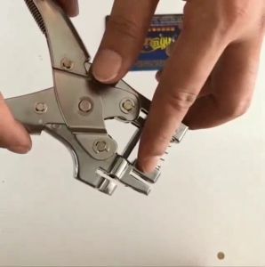 Tecmall ครูอเนก 2 บัตรเพื่อเจาะรู 1 เครื่องเจาะกระดาษ รูกระดาษ ที่เจาะกระดาษ เครื่องเจาะกระดาษ คีมเจาะกระดาษ Dual Use Punch บัตรสมาชิก บัตรธนาคาร Punch Machine แบบ Hangtag