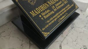 BATU NISAN DUDUKAN MUSLIM/NON MUSLIM BAHAN GRANIT BLACK GOLD