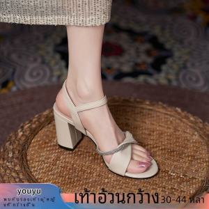 พลัสไซส์ กว้าง สายคล้อง รองเท้าแตะส้นหนาเปิดนิ้วเท้ารองเท้าส้นสูง หลากหลาย ทันสมัย ฤดูร้อน รองเท้าสําหรับหญิงสาวอายุ 18-40