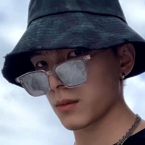 Kacamata Hitam Persegi Kecil: Gaya Retro dan Korean Style yang Viral