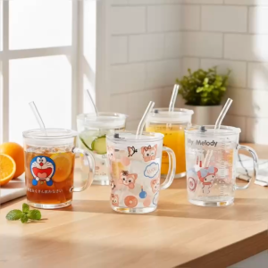 Ly Thủy Tinh Có Quai In Hình Nhân Vật Hoạt Hình Cao Cấp Kèm Nắp Và Ống Hút - Cốc Chia Vạch Decor Bàn Học Và Bàn Làm Việc