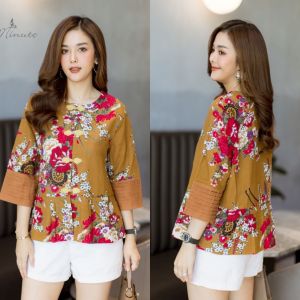 เสื้อลินินฝ้ายเกาหลีเกรดพรีเมี่ยม เนื้อผ้าหนากำลังดี เสื้อผ้าฝ้ายพิมพ์ลายดอกไม้สวยงาม ตัดขอบที่แขนเสื้อแต่งด้วยผ้าสีพื้นตีเกล็ด เสื้อแต่งด้วยกระดุมจีน ชายเสื้อจับจีบได้สวยงาม เสื้อมีกลิ่นไอของความเป็นจีนสามารถใส่เป็นเสื้อคลุม หรือ ใส่เดี่ยวๆก็สวยนะคะ ต้อน