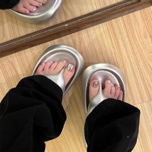 รองเท้าแตะส้นหนาสีเงิน Barbie สำหรับผู้หญิง รองเท้าแตะฤดูร้อน รองเท้าแตะชายหาด รองเท้าแตะแบบสวมสบาย รองเท้าแตะส้นแบน EVA