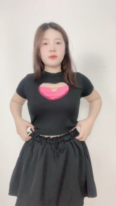 ชุดเซ็ทน่ารักทันสมัย เสื้อครอปพอดีตัวใส่คู่กระโปรงบานสวย สวมใส่ไปเที่ยว