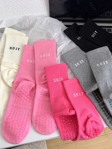 ถุงเท้าโยคะ Pilates ผ้าฝ้ายผสมสำหรับผู้หญิง ระบายอากาศได้ดี ป้องกันการลื่น ส่วนบนสุดกลางน่อง ถุงเท้ากีฬาแบบบาง