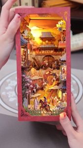 CUTEBEE บ้านตุ๊กตาDIY Book Nook ตำนานมู่หลาน บ้านของเล่น โมเดลบ้านจำลอง ของเล่นฝึกสมาธิ บ้านจิ๋ว diy รวมถึงฝาครอบกันฝุ่น