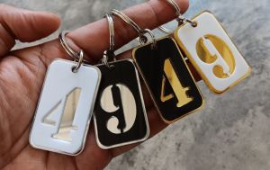 พวงกุญแจตัวเลข อักษร อะคริลิค 3 ชั้น หรูหรา พื้นทองเงินกระจก ป้ายกุญแจ ล๊อคเกอร์ ห้องพัก คอนโด ขนาด 5X3 ซม มีสีให้เลือก