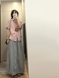 เสื้อเชิ้ตแขนสั้นลายสก็อตสีสันสดใสสไตล์อเมริกันย้อนยุคสำหรับผู้หญิงในช่วงฤดูร้อน ทรงหลวม คอกลม สวมใส่สบาย ระบายอากาศได้ดี