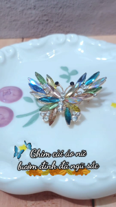 Ghim cài áo nữ hình bướm đá ngũ sắc lấp lánh sang trọng QT1032