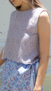 Florence Top เสื้อลูกไม้แขนกุด