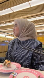 Kemeja Wanita VELLA: Atasan Wanita Salur yang Nyaman & Tahan Lama