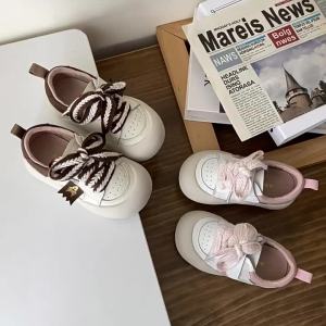 ali9 รองเท้ากีฬาสำหรับเด็กผู้หญิง 2024 รองเท้าสเก็ตบอร์ดสีชมพูแบบใหม่สำหรับฤดูใบไม้ร่วงรองเท้าขนมปังแฟชั่นสำหรับเด็กรองเท้าลำลองสำหรับเด็กโต