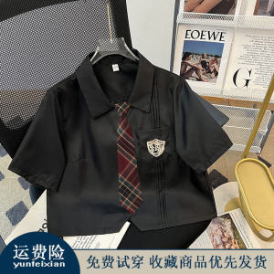 ชุดยูนิฟอร์ม JK เสื้อเชิ้ตสีดำตราสัญลักษณ์รุ่นพื้นฐานสำหรับผู้หญิงเสื้อเชิ้ตแขนสั้นใส่ด้านในแมทช์ลุคง่ายสำหรับฤดูร้อนเสื้อตัวบนสีขาวทรงหลวมแบบสั้น