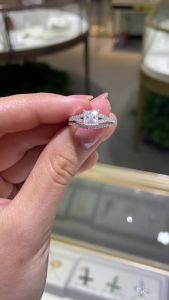 Pretty Beauty 1CT Princess Cut Moissanite Engagement Ring Wedding Band for Women S925 Silver Pave Band Hypoallergenic Jewelry