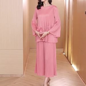 2025 Spring and Autumn New Three Houses Wrinkle High-end Noble Lady Style Women's T-shirt Mom Fashion Large Three Dimensional Flower Pattern Loose Top Women