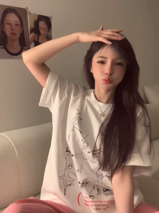 T-Shirt Wanita Lengan Pendek Motif Balerina & Huruf Kreatif - Bahan Sejuk Premium Katun 2025 Desain Streetwear Oversize Slim Fit Kerah Bulat Tren Musim Panas Gaya Jalanan Kasual Premium Gaya Vintage Amerika Ukuran Besar Nyaman Model Trendy