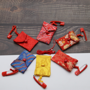 Seamless Triangle Shape Amulet Bag Pin Jewelry Storage Pouch Classic Style Non-Waterproof Fabric Bag for Daily Use