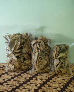 PROMO CEMILAN KRIPIK IKAN CRISPY GORENG KRIUK GURIH RENYAH ORIGINAL 250 GRAM HALAL SNACKS FOOD COD )