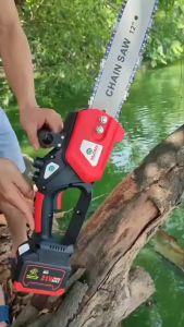 Cưa xích chạy pin 18V - 21V không chổi than cao cấp dùng pin Makita 18V Máy cưa xích dùng pin sạc tiện lợi cho việc cắt gỗ kích thước vừa và nhỏ - Sử dụng pin chung với chuẩn pin Makita 18V LXT thông dụng - Lam xích 12inch đem lại chiều rộng khổ cắt lớn